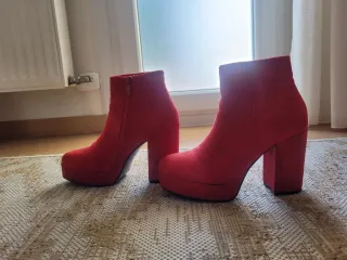 Botines rojos de tacón y plataforma