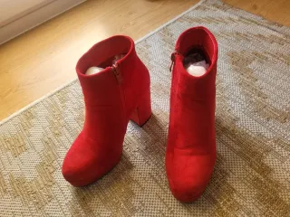 Botines rojos de tacón y plataforma