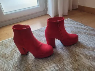 Botines rojos de tacón y plataforma