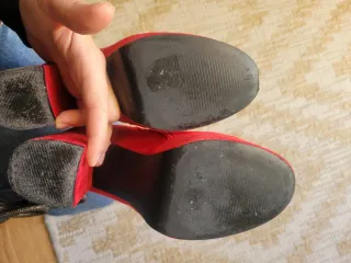 Botines rojos de tacón y plataforma