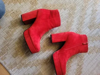 Botines rojos de tacón y plataforma