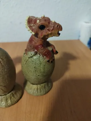 3 Dinosauri Baby Fuori dall'Uovo