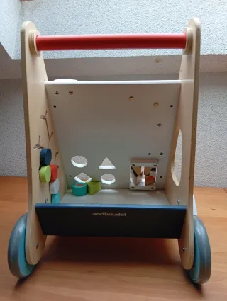 Andador de madera para bebé