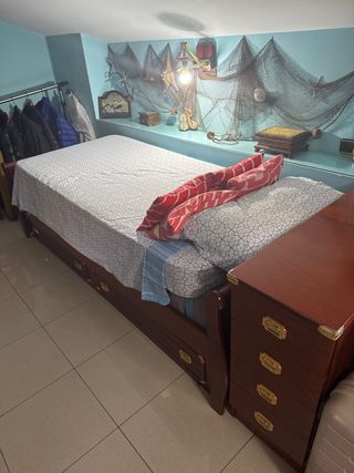 Mueble de dormitorio de madera oscura