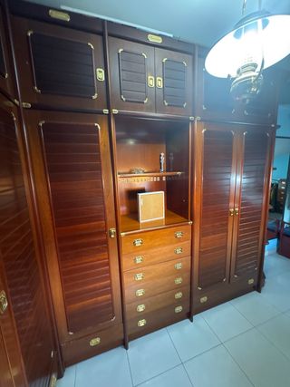 Mueble de dormitorio de madera oscura