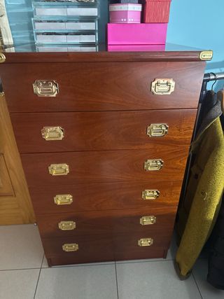 Mueble de dormitorio de madera oscura