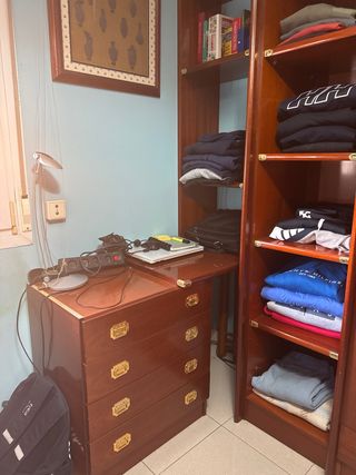 Mueble de dormitorio de madera oscura