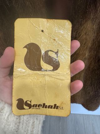 Abrigo de piel de trama marrón.