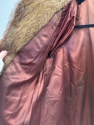 Abrigo de piel de trama marrón.