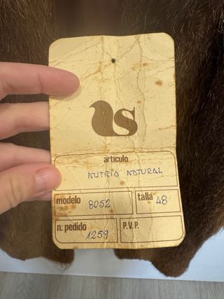 Abrigo de piel de trama marrón.