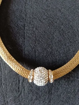 Gargantilla dorada con pedrería