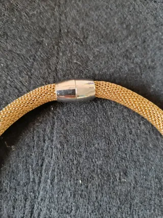 Gargantilla dorada con pedrería