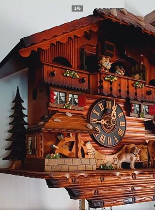 Orologio a cucù in legno intagliato