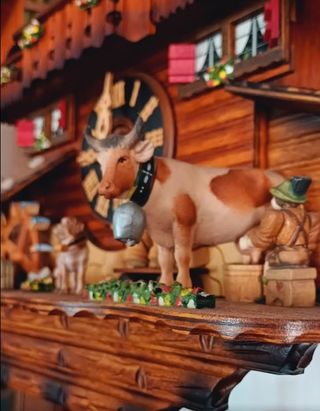 Orologio a cucù in legno intagliato