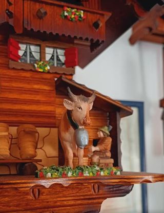 Orologio a cucù in legno intagliato