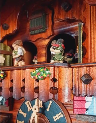 Orologio a cucù in legno intagliato