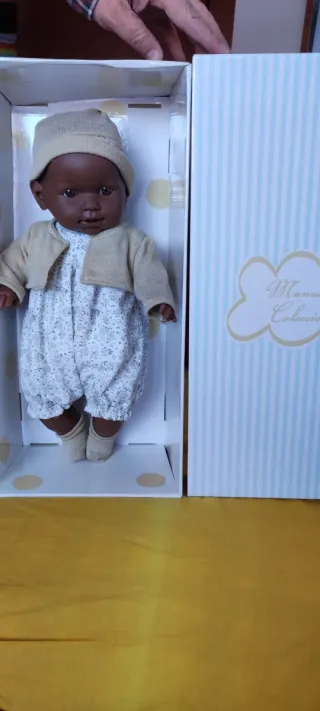 Muñecos bebé con traje y gorrito. Llorones