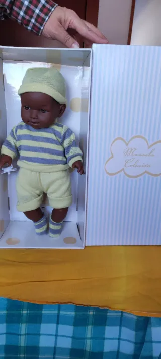 Muñecos bebé con traje y gorrito. Llorones