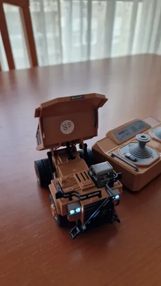 Camión RC 1:64 con mando a distancia