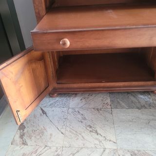 Botellero de nogal necesita tratar carcoma