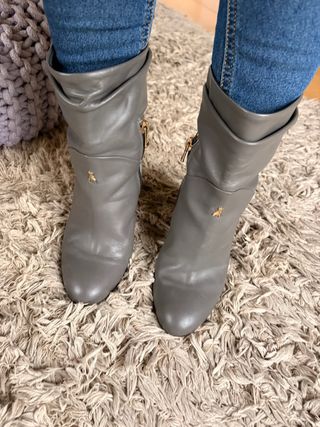 Stivali grigi con tacco e zip