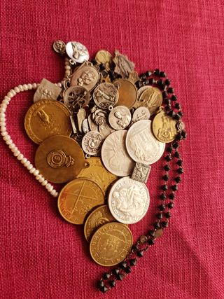 Lote de 49 medallas un rosario y una pulsera