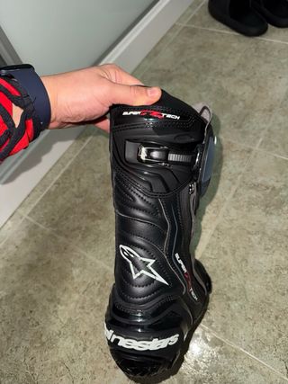 Equipación moto: Mono, botas, espaldera y guantes.