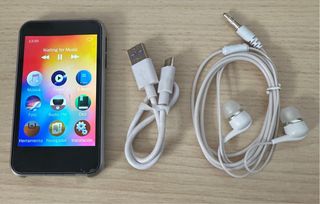 Reproductor MP3/MP4 negro y aluminio.