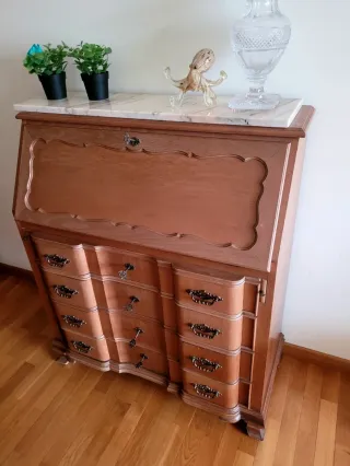 Mueble de madera maciza estilo antiguo