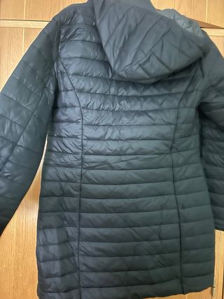 Abrigo negro acolchado con capucha