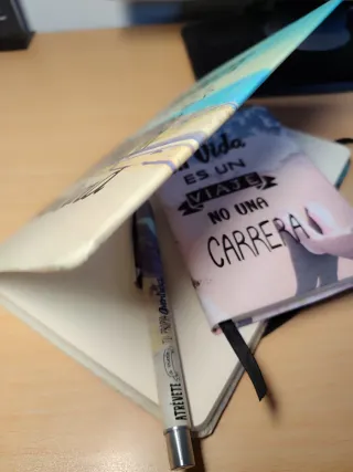 Libretas y bolígrafo con frases inspiradoras