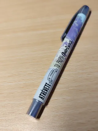 Libretas y bolígrafo con frases inspiradoras