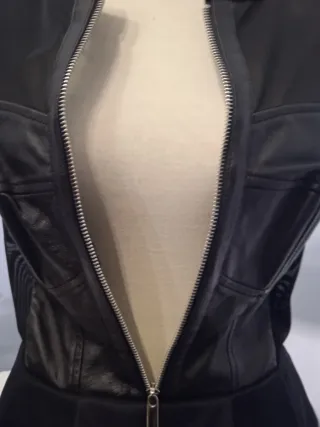 Abito nero pelle, raso e velo