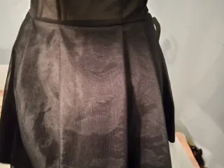 Abito nero pelle, raso e velo