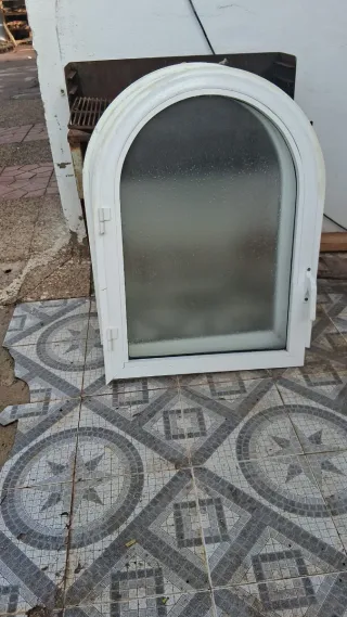Ventana arqueada blanca