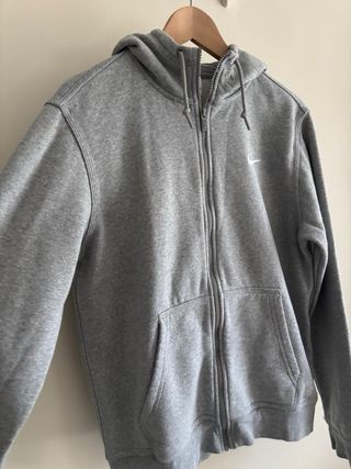 Sudadera Nike gris con cremallera
