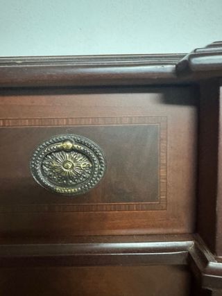 Aparador de madera curvo de marquetería