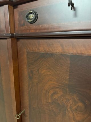 Aparador de madera curvo de marquetería