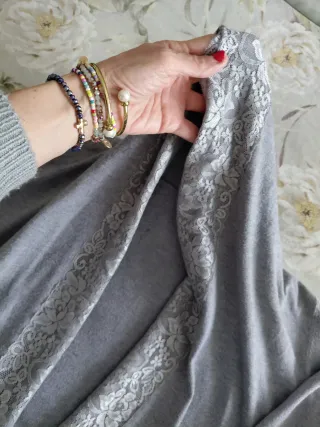 Chaqueta gris con detalles de encaje