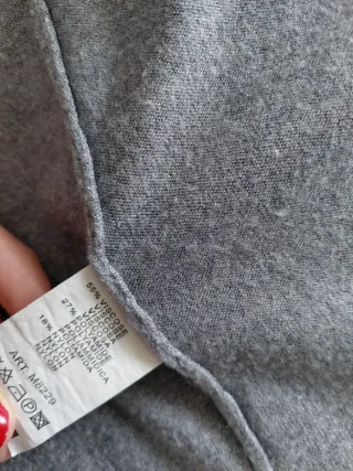 Chaqueta gris con detalles de encaje