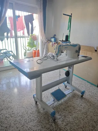 Máquina de coser industrial JACK F4