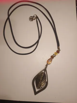 Collar Cordón Negro con Colgante Dorado