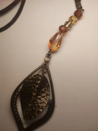 Collar Cordón Negro con Colgante Dorado