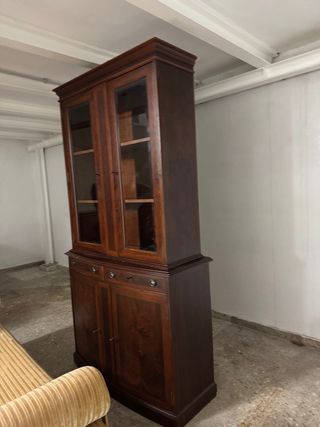 Librería vitrina de madera y cristal