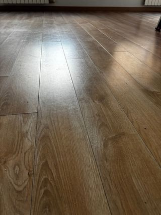 Suelo laminado 60m2 con zócalo