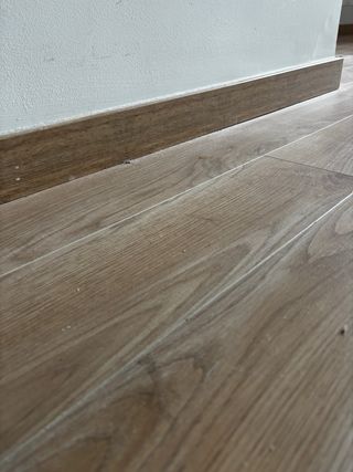 Suelo laminado 60m2 con zócalo