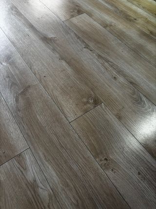 Suelo laminado 60m2 con zócalo