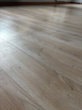 Suelo laminado 60m2 con zócalo