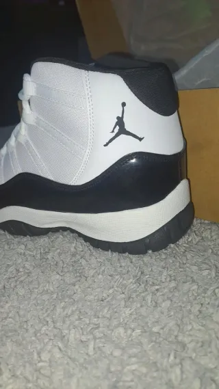 Zapatillas Jordan talla 42 Con caja y nuevas