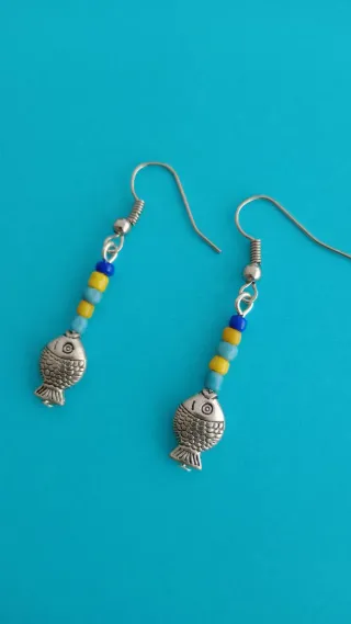 Pendientes de pez con cuentas